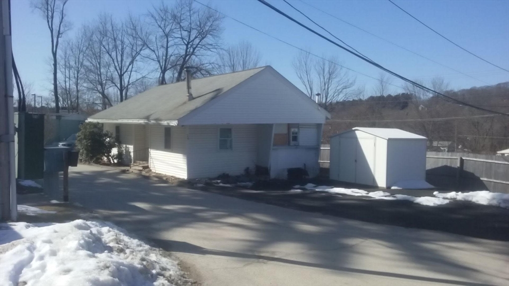 a view of a house with yard