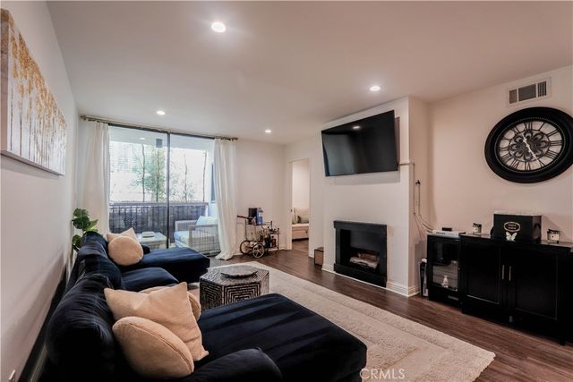 $4,250 | 911 North Kings Road, Unit 118 | West Hollywood Vicinity