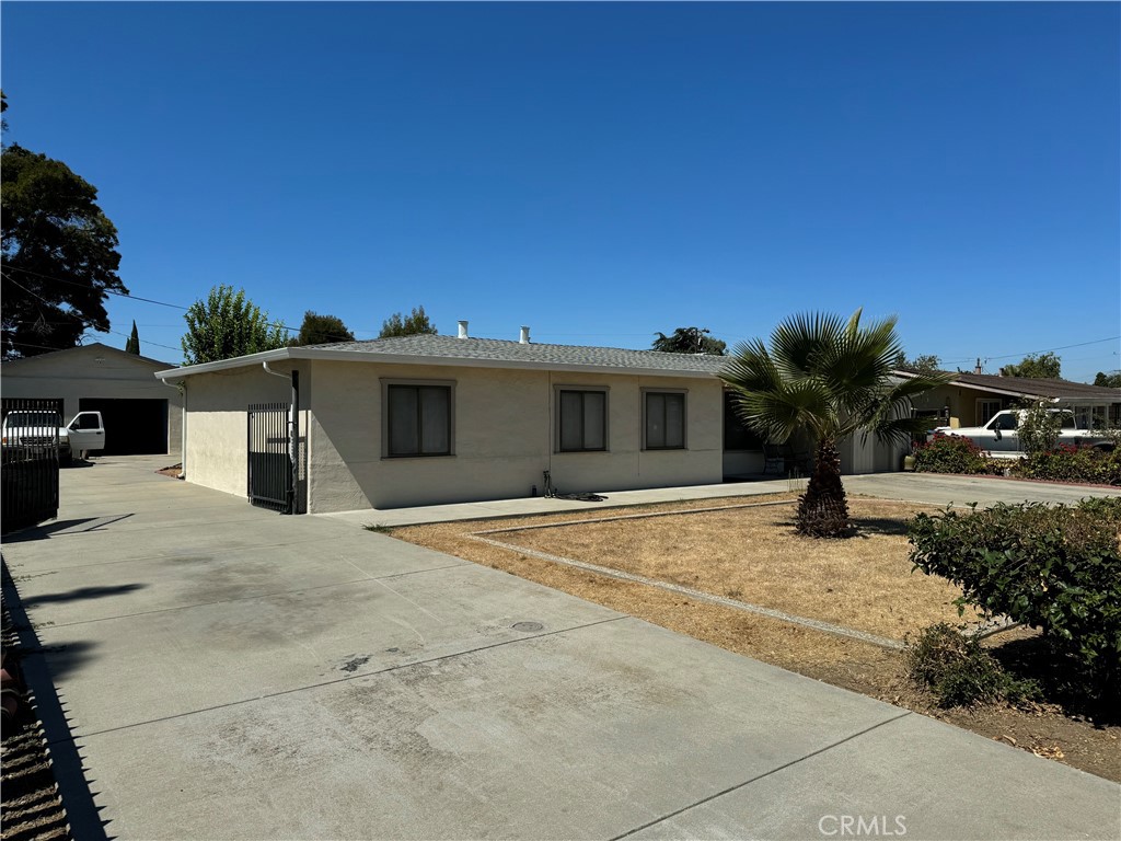 a view of a house with a yard and garage