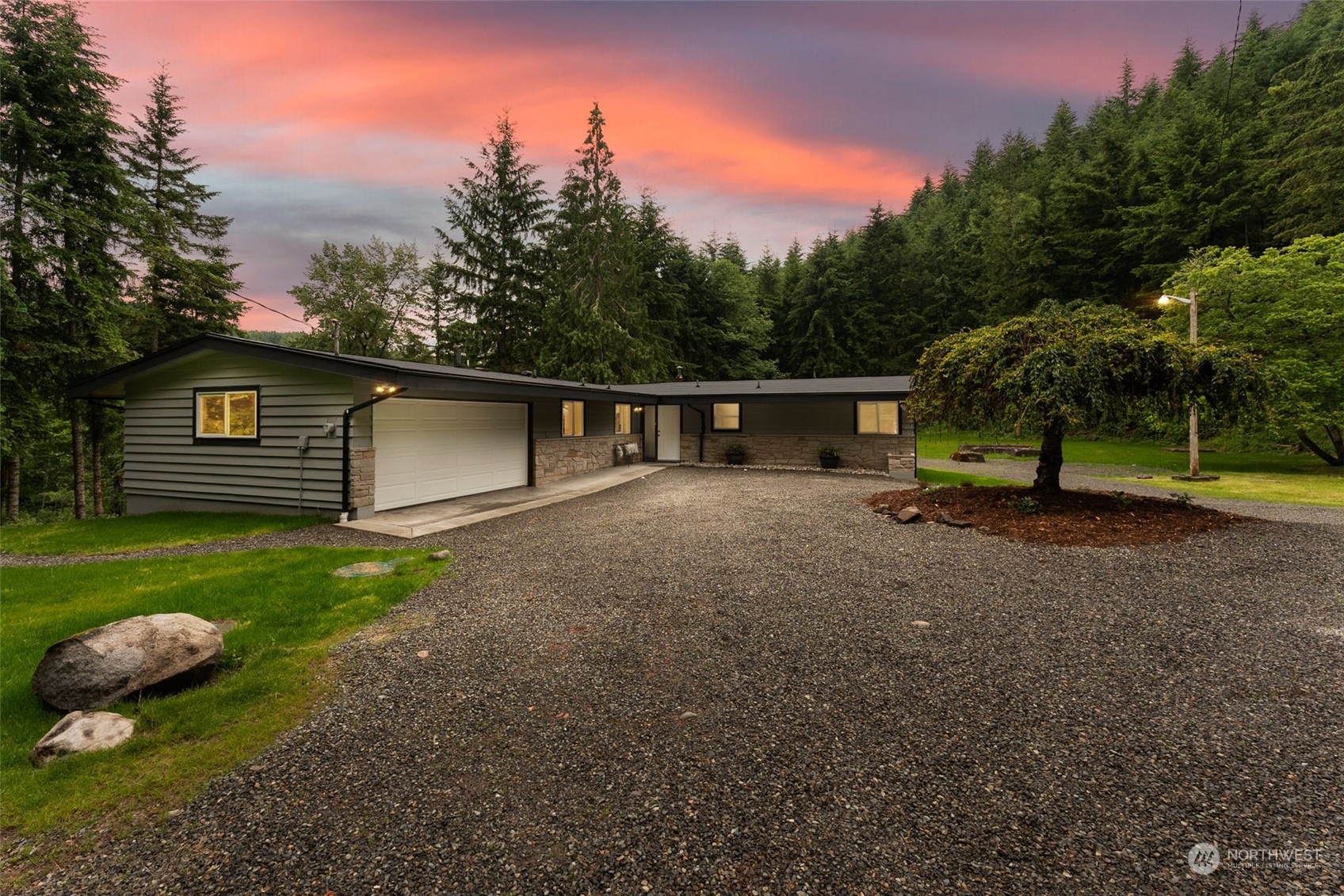 a view of a house with backyard and garden