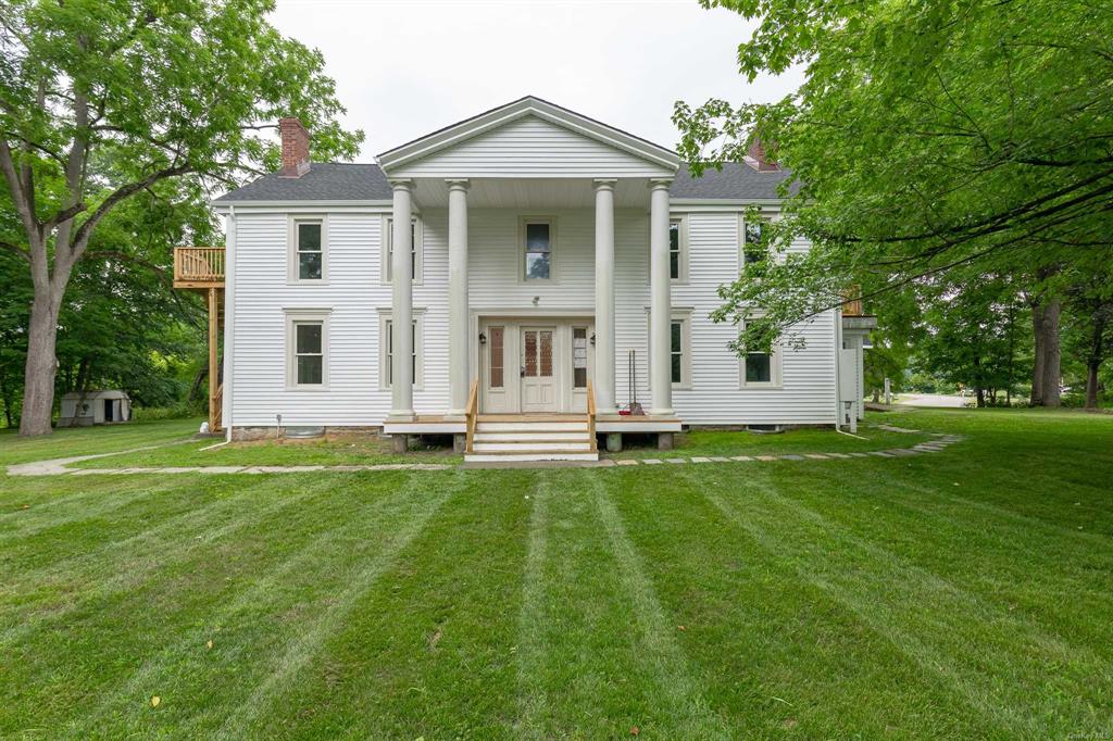 a view of a house with backyard