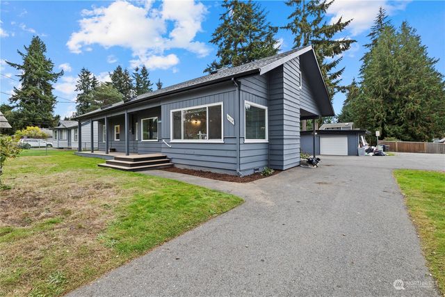 $799,950 | 5112 192nd Street Southwest | Lynn Crest