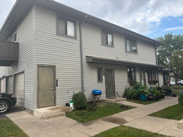 $180,000 | 29W559 Winchester Circle North, Unit N4 | Warrenville