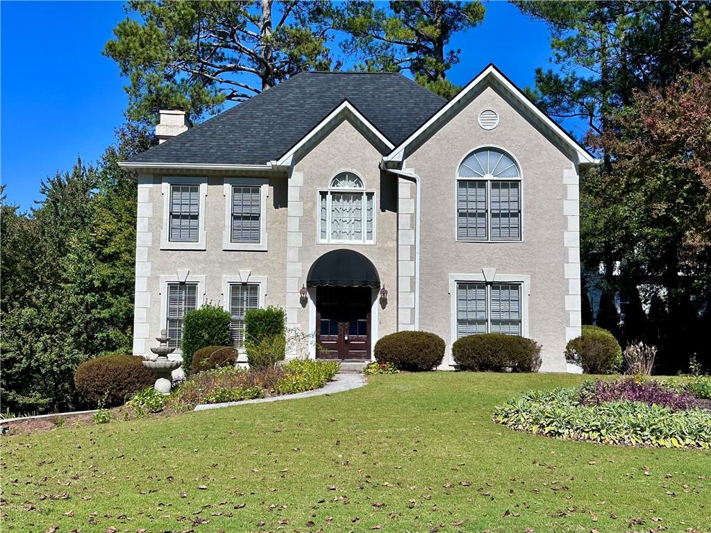 a view of a house with a yard