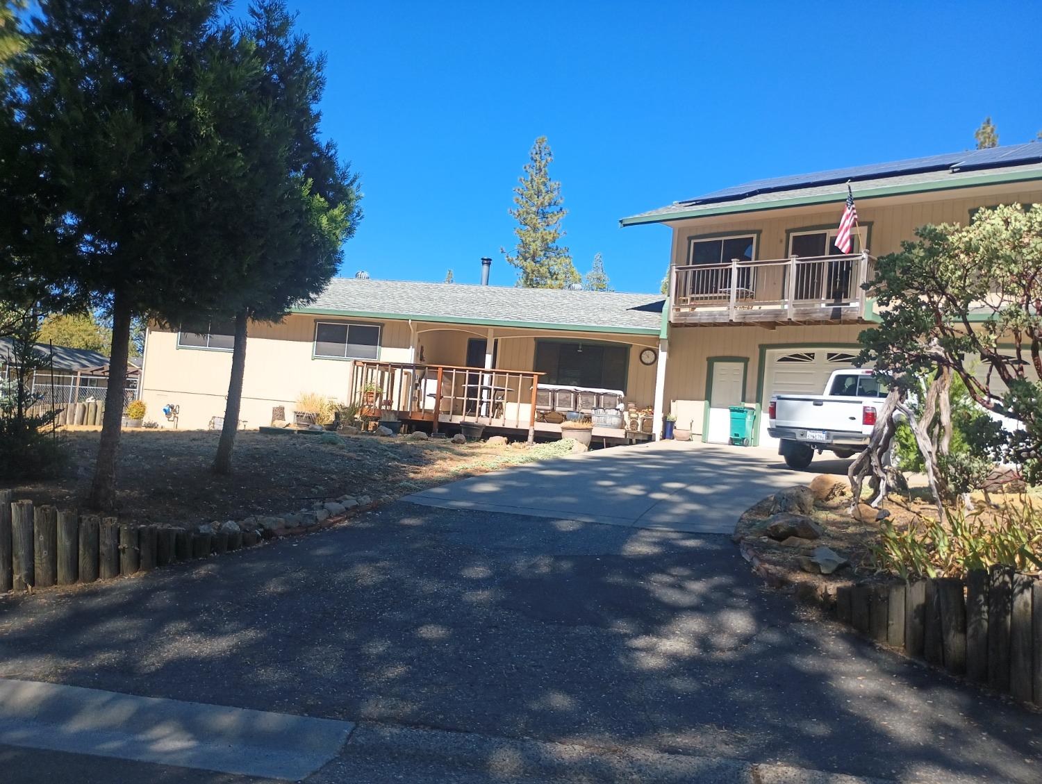 a view of a yard in front of the house