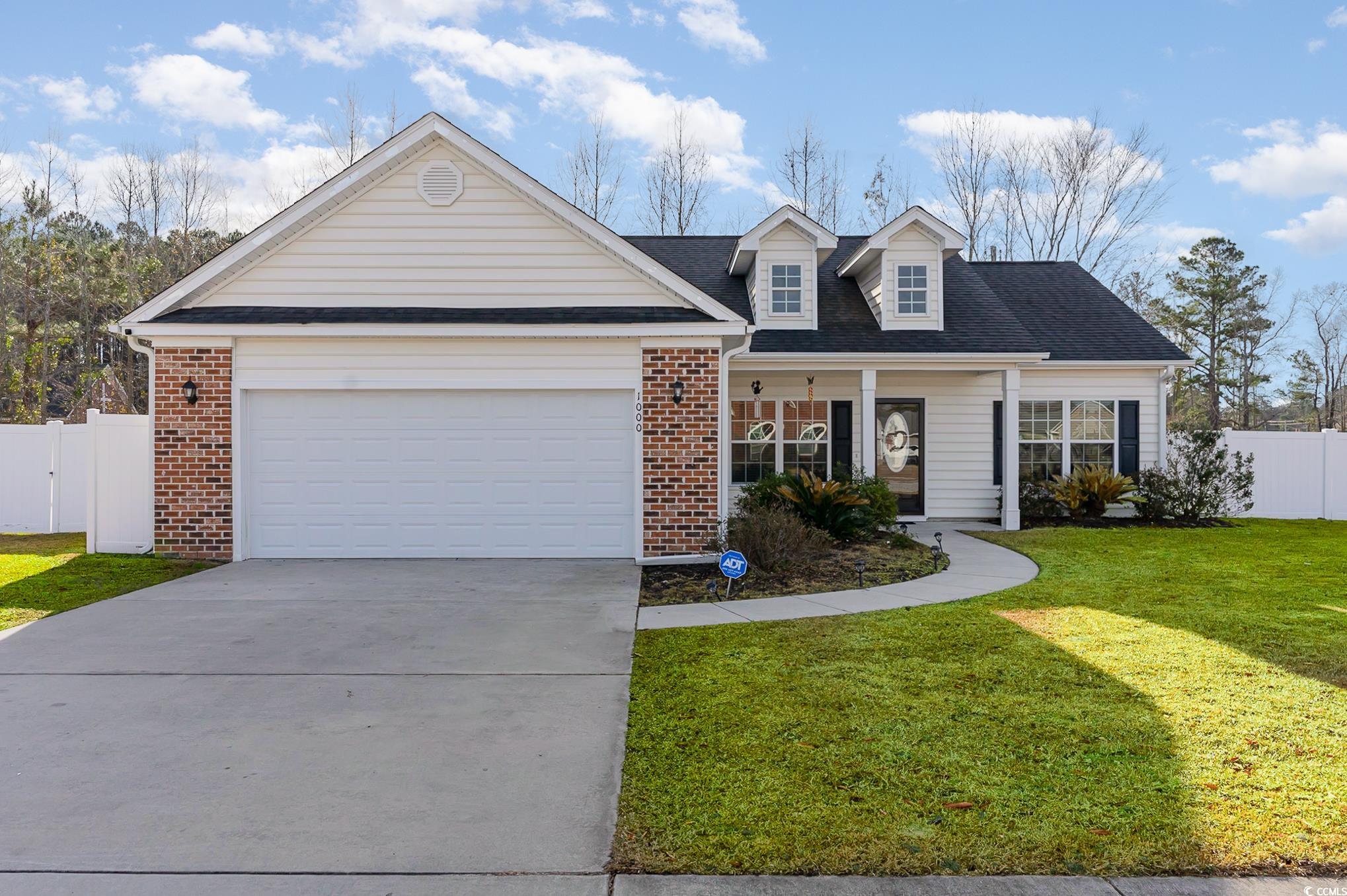 View of front facade featuring a front yard and a