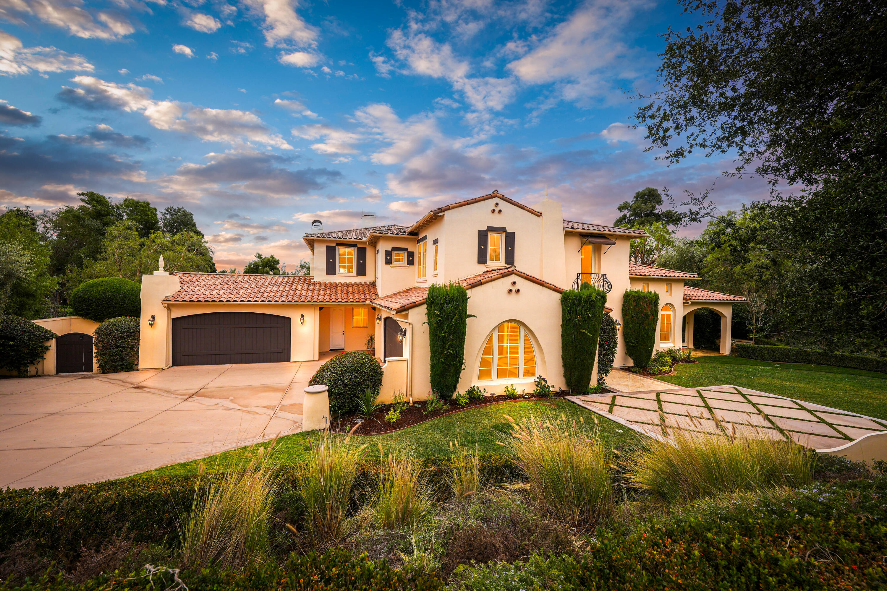 a view of house with yard and garage