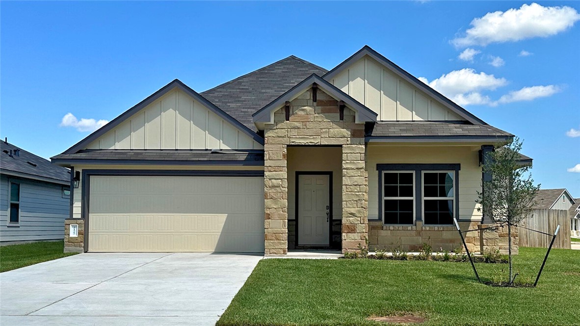 Craftsman-style house featuring a front lawn and a