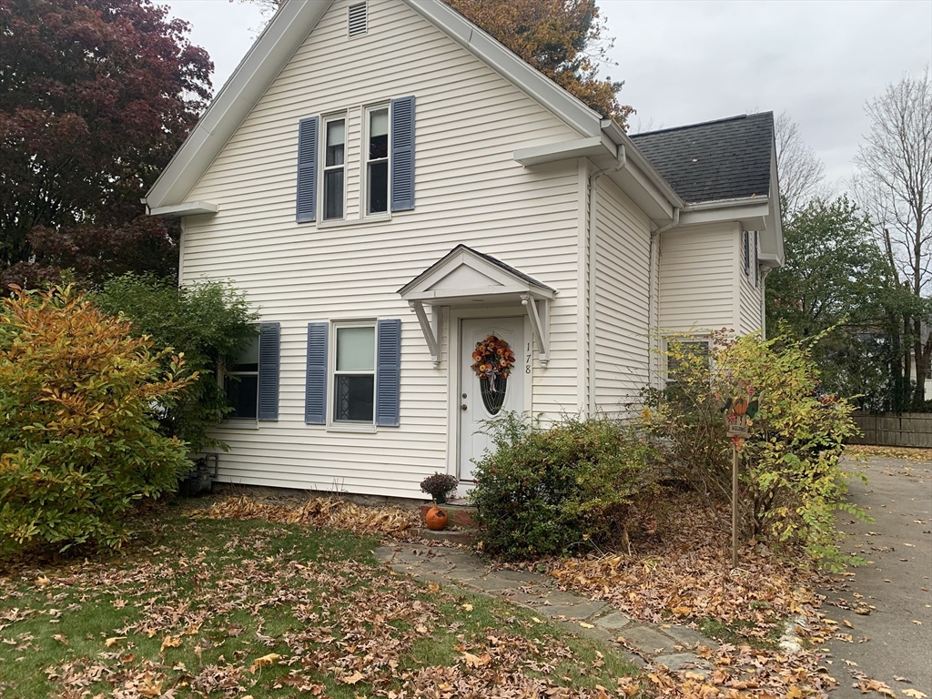 a view of a house with a yard