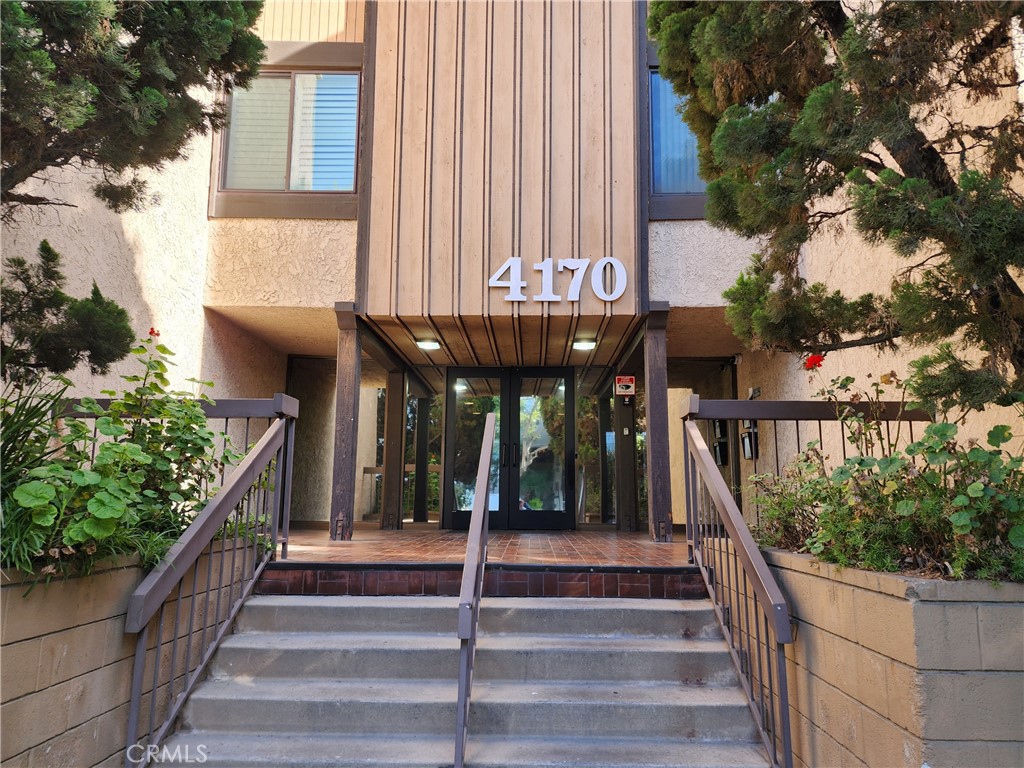 a view of entryway with a front door