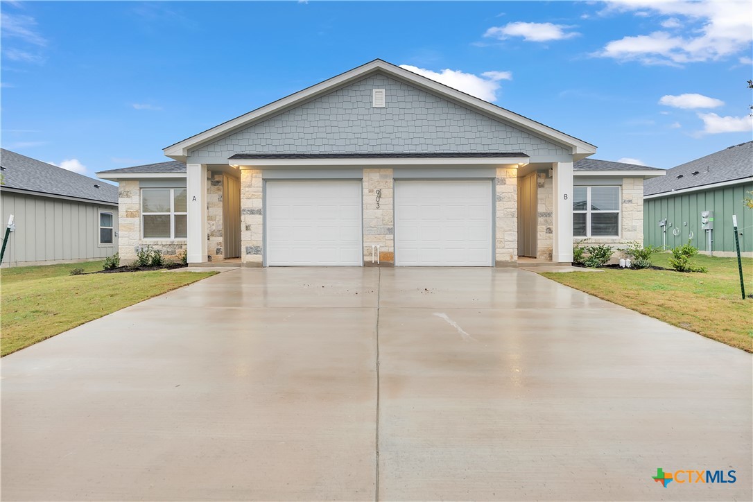 a view of a house with a yard