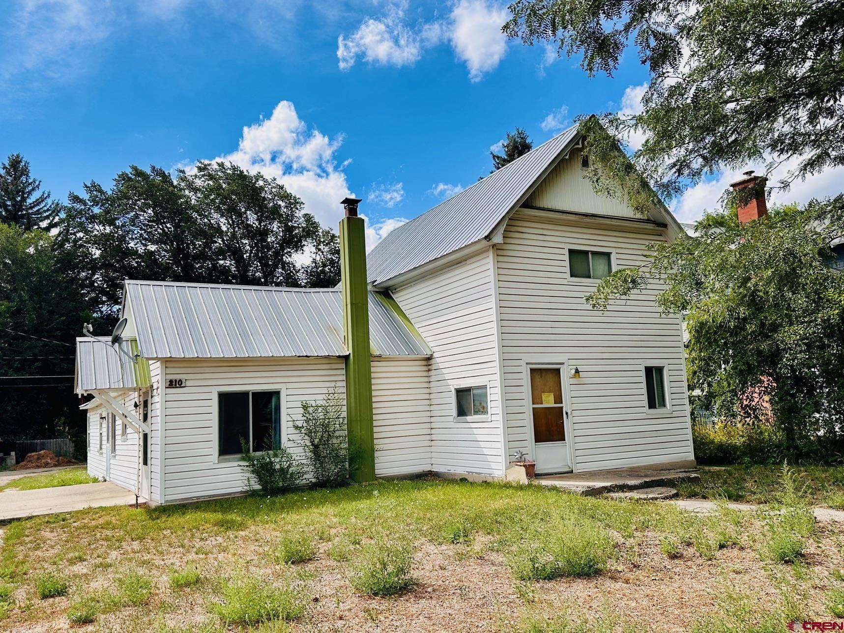 a view of a house with a yard