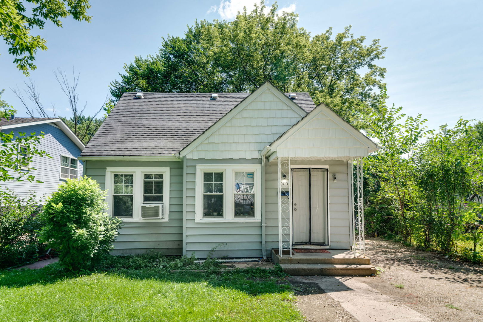 a view of a house with a yard