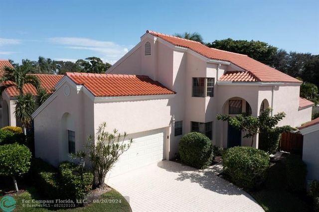 $754,500 | 13254 St Tropez Circle | Crystal Pointe