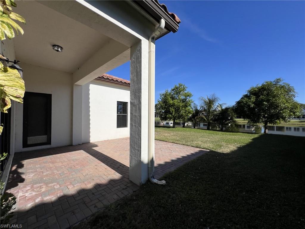 a view of a house with backyard and trees