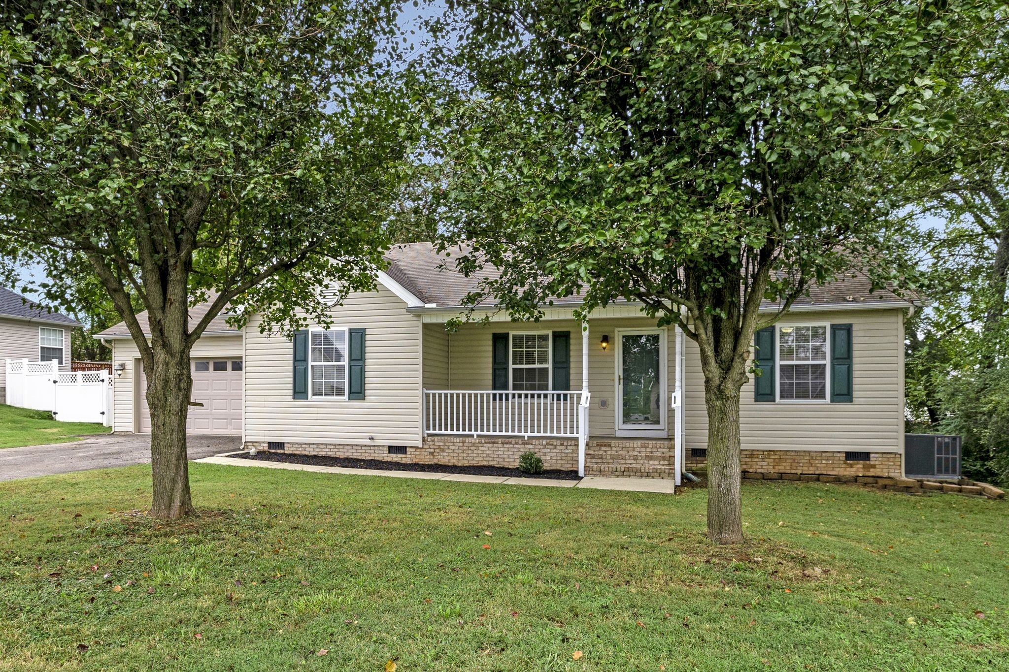 Spotless beauty! You'll love the cleanliness, neatness, and ready to move-in status of this home!