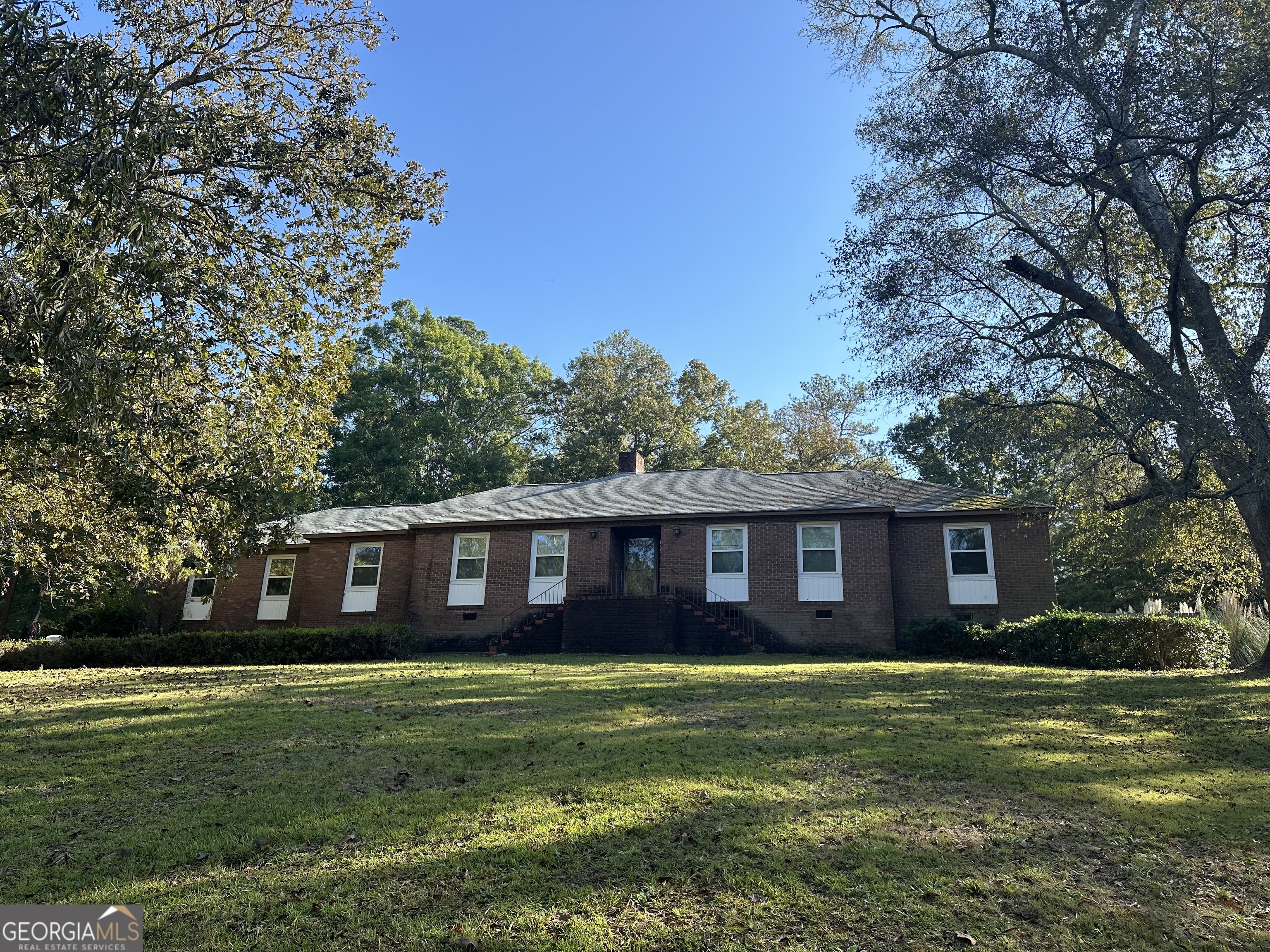 a view of a house with a yard