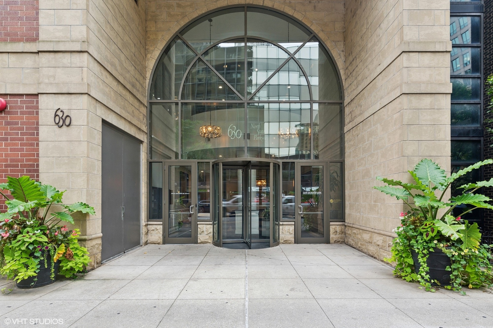 a view of entryway with a flower pot