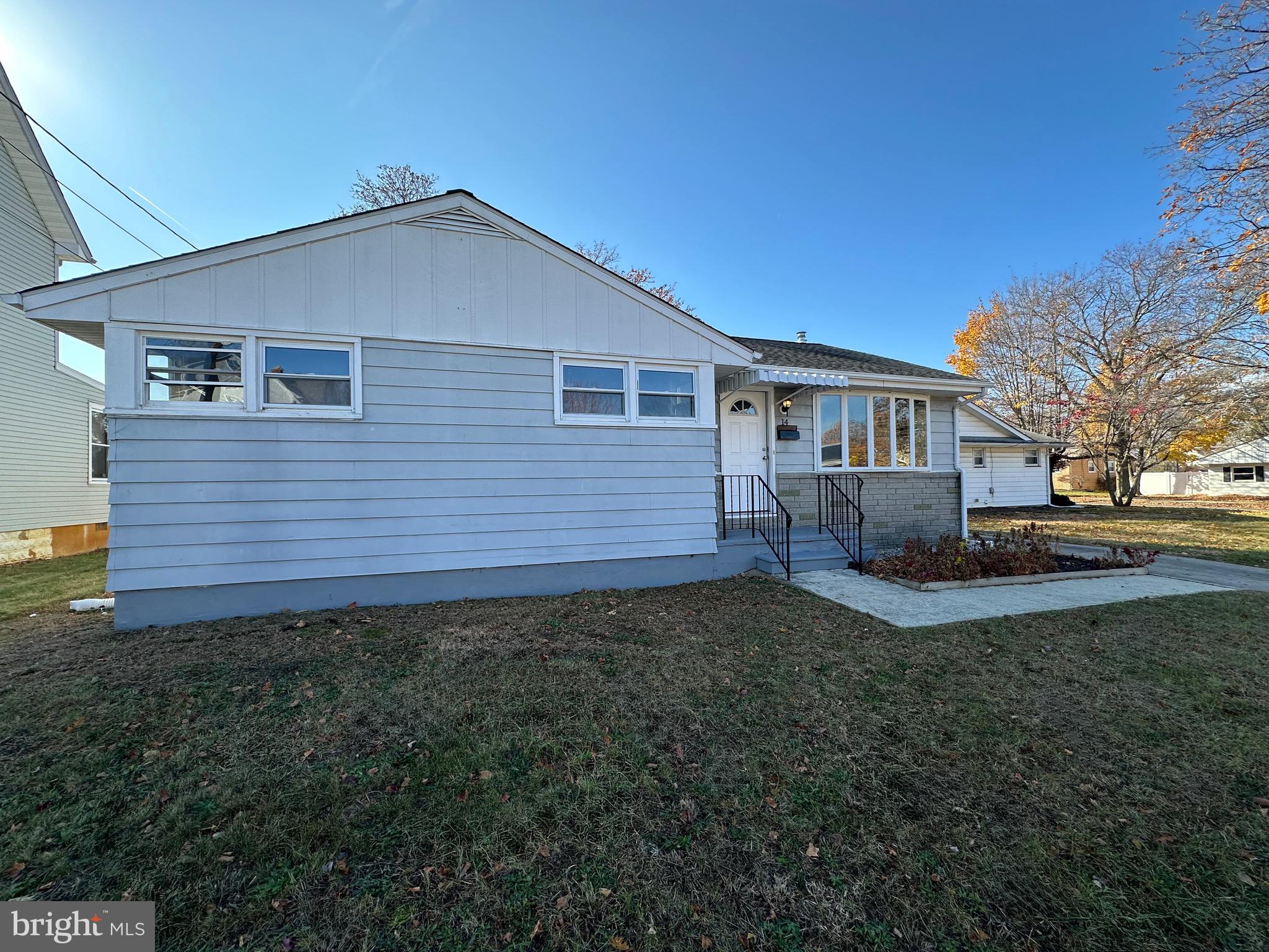 a view of a house with a yard