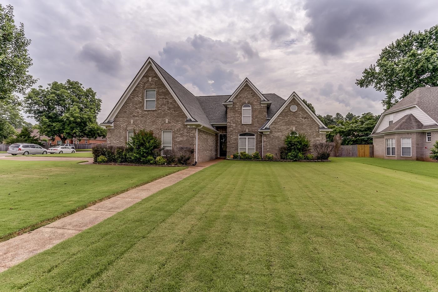 View of front of property featuring a front lawn