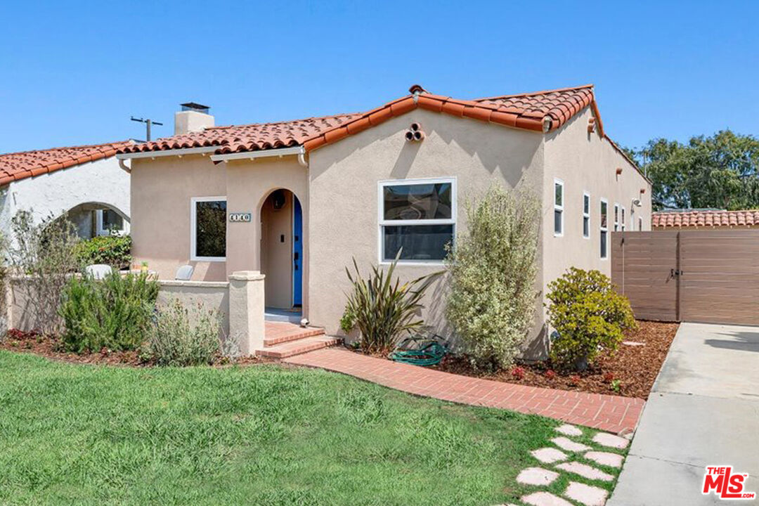 a view of a house with a yard and plants