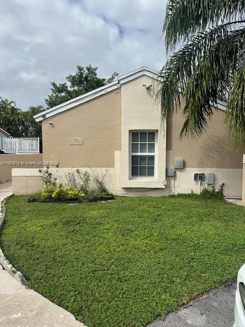 a view of a house with a backyard