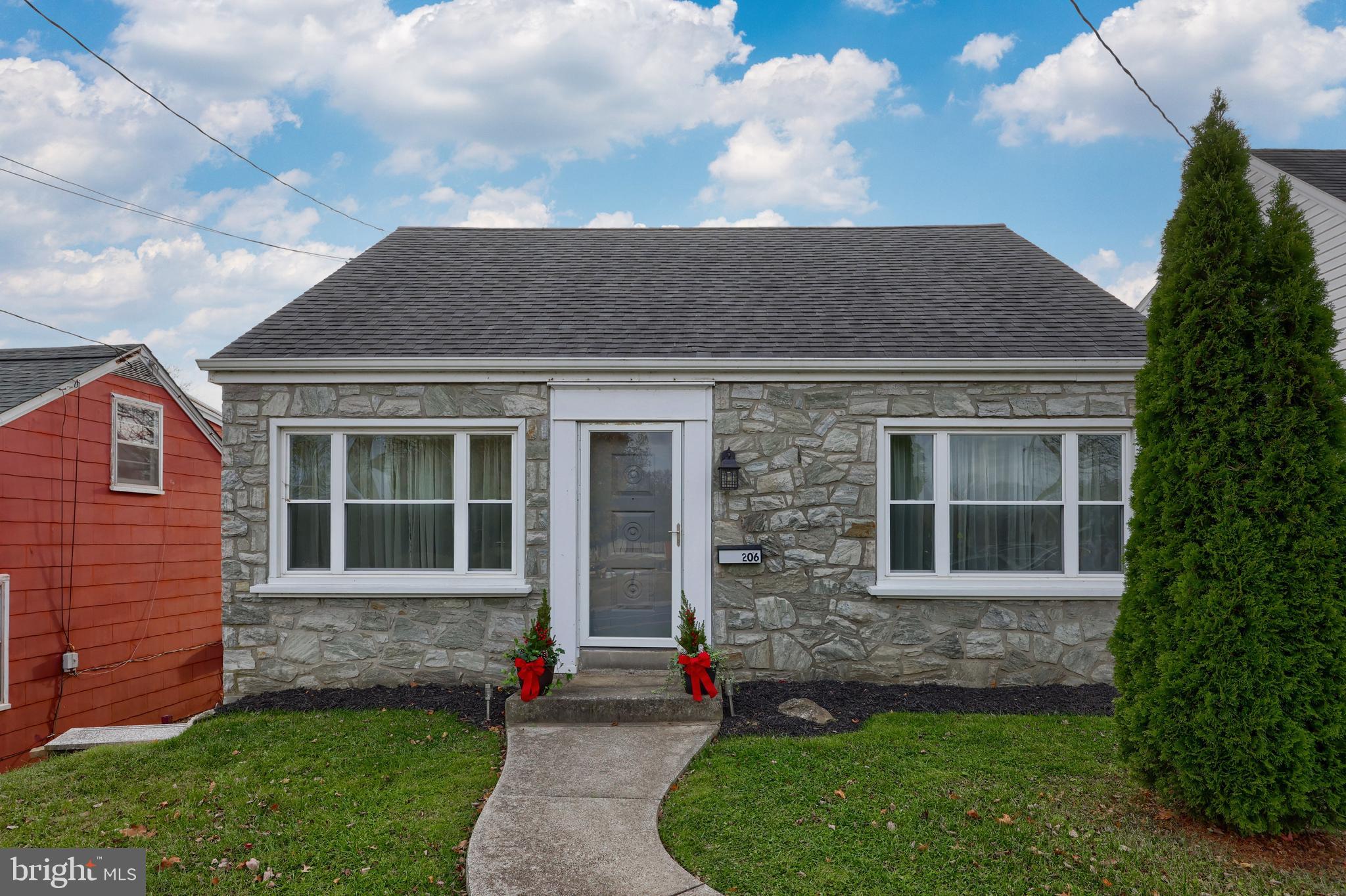 a view of house with a yard