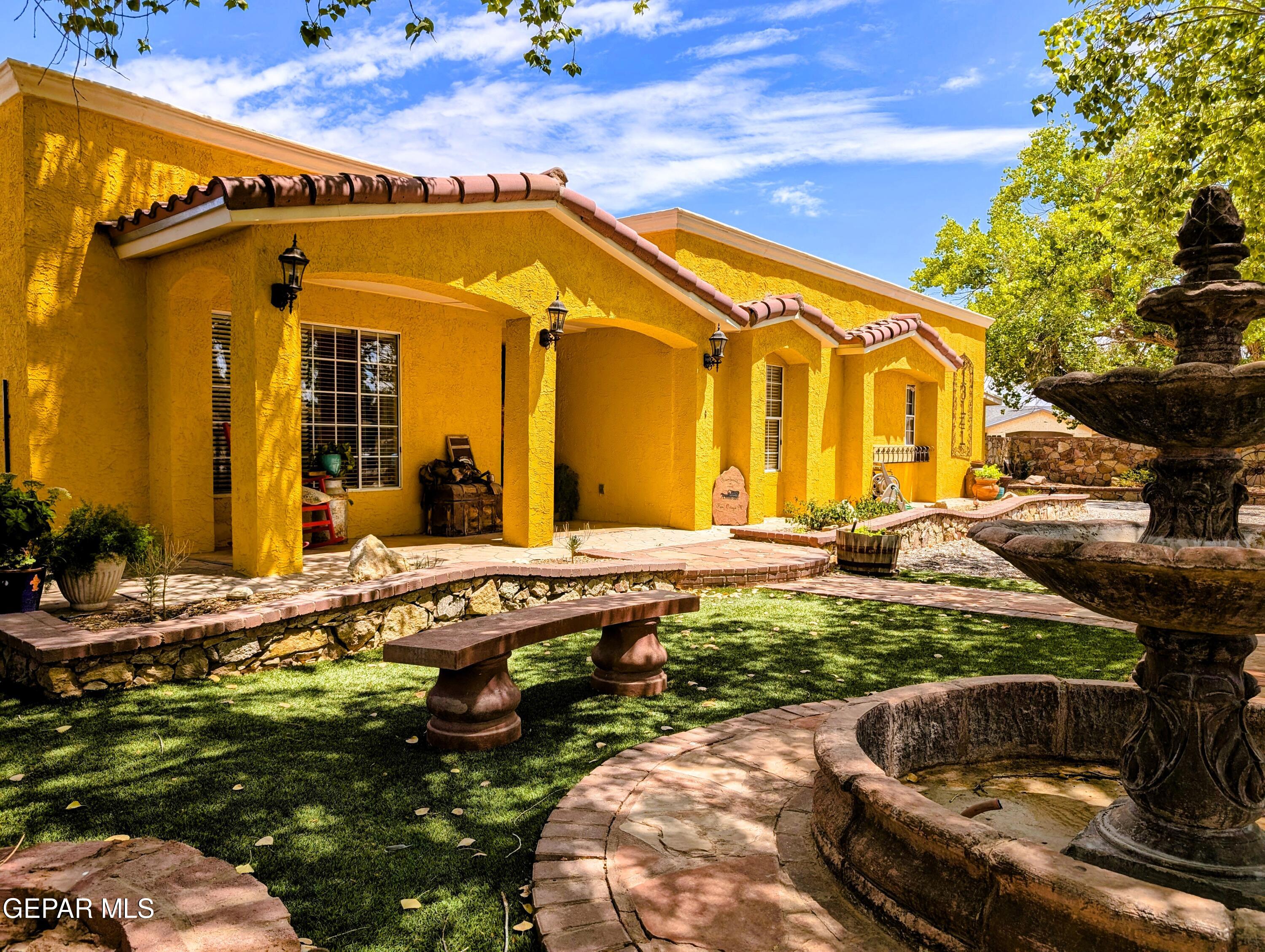 a view of a house with backyard