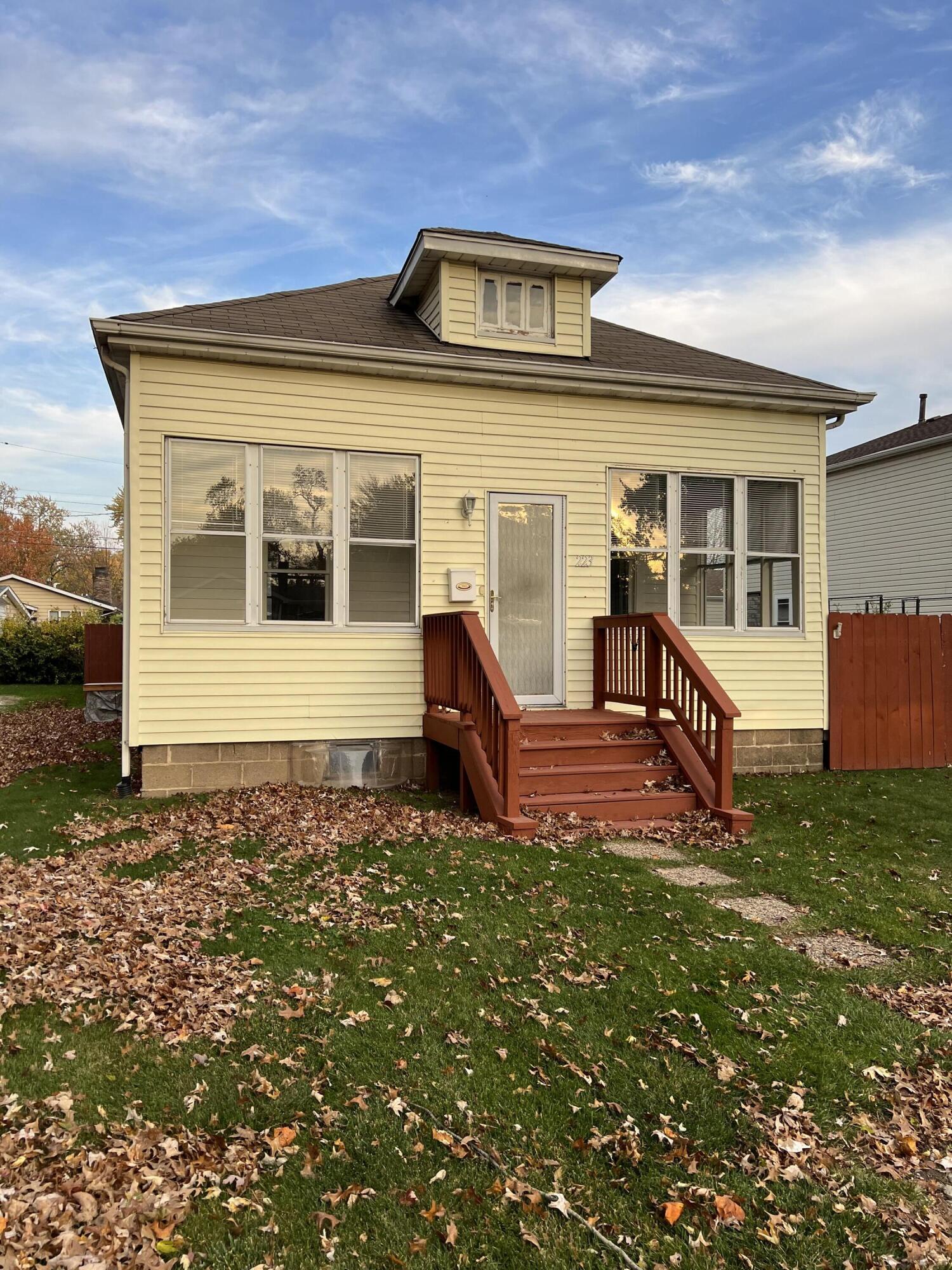 a view of a house with backyard