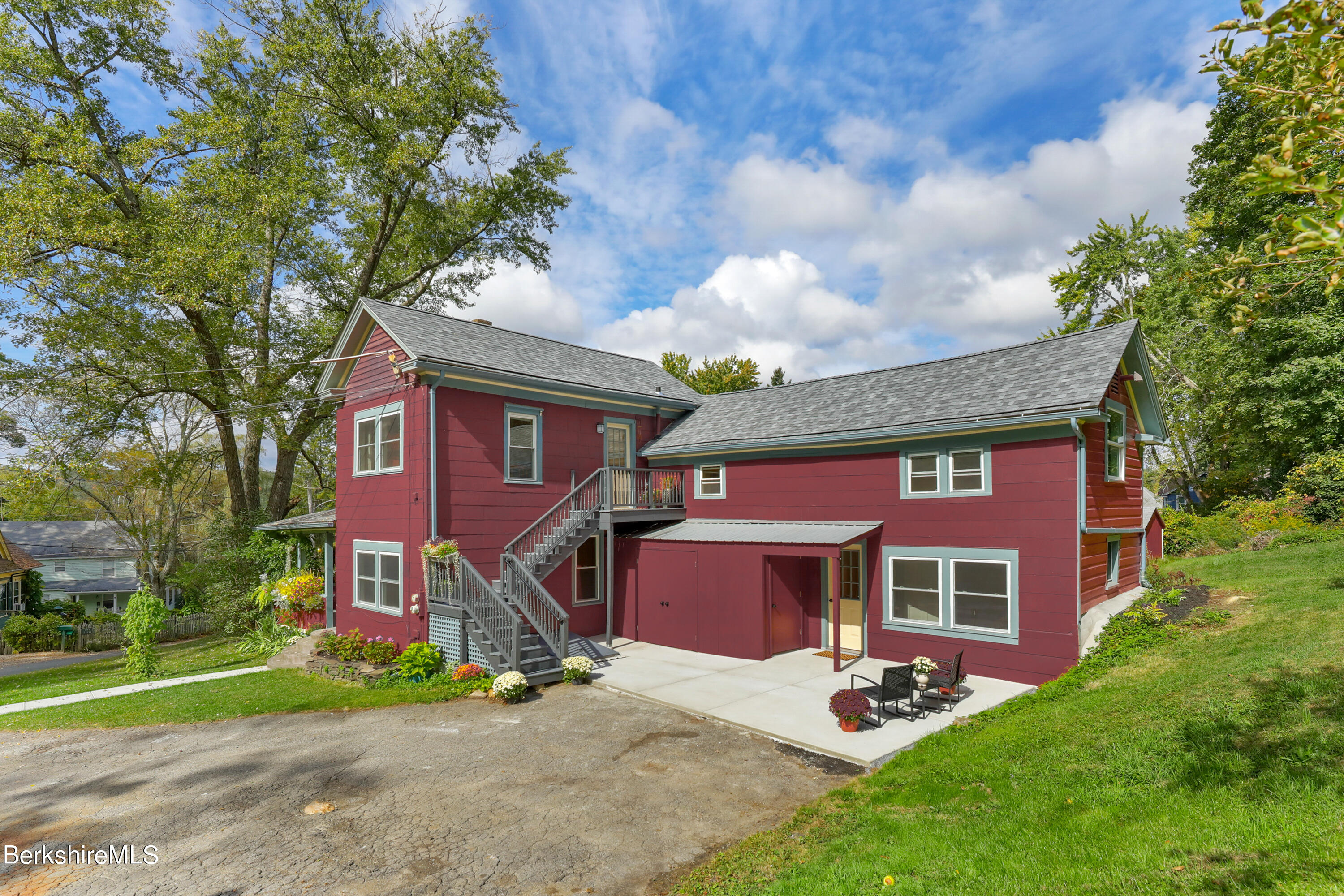 a view of a house with a yard