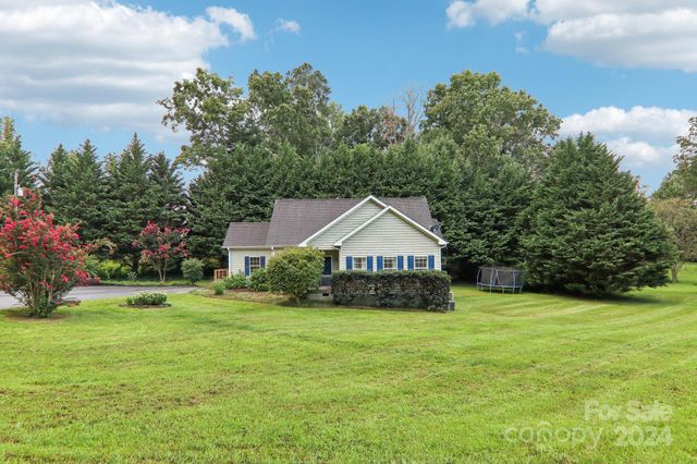 $499,900 | 331 Blythewood Drive | Clear Creek Township - Henderson County