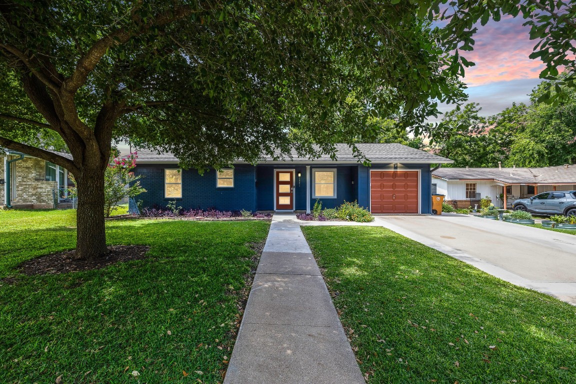 a view of a yard in front of house