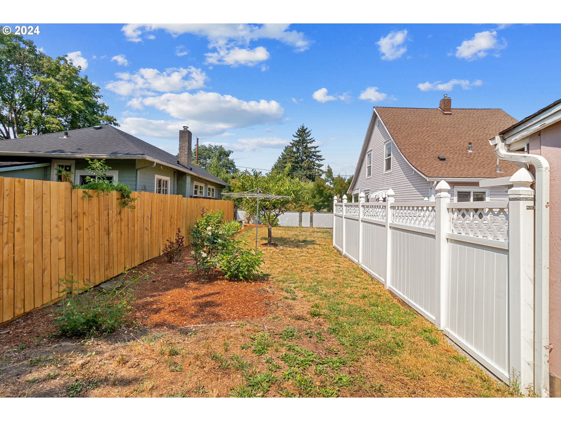 a view of a backyard