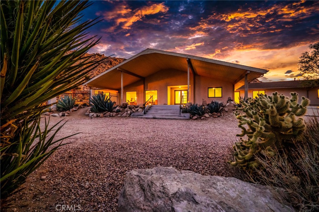 a view of a house with a backyard