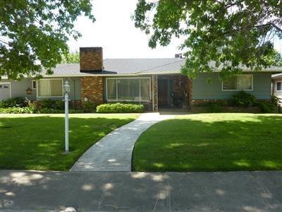 a view of a back yard