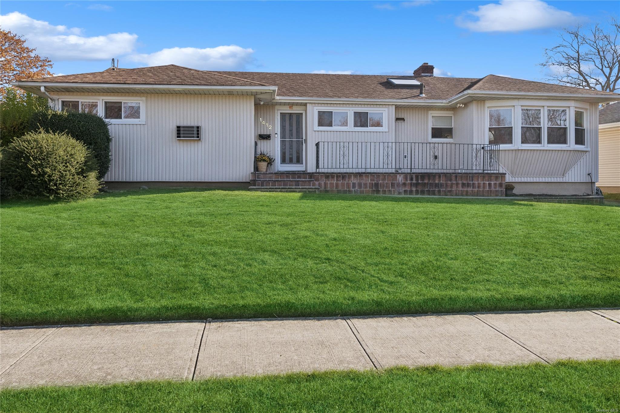 Ranch-style house featuring a front yard