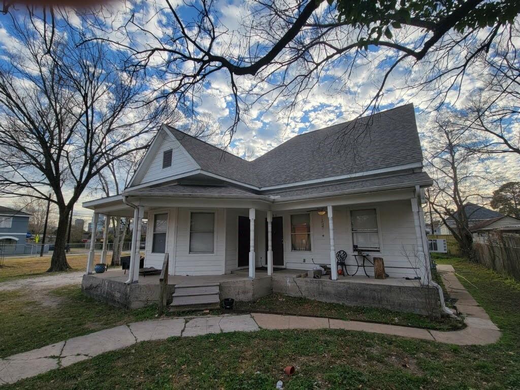 a view of a house with a yard