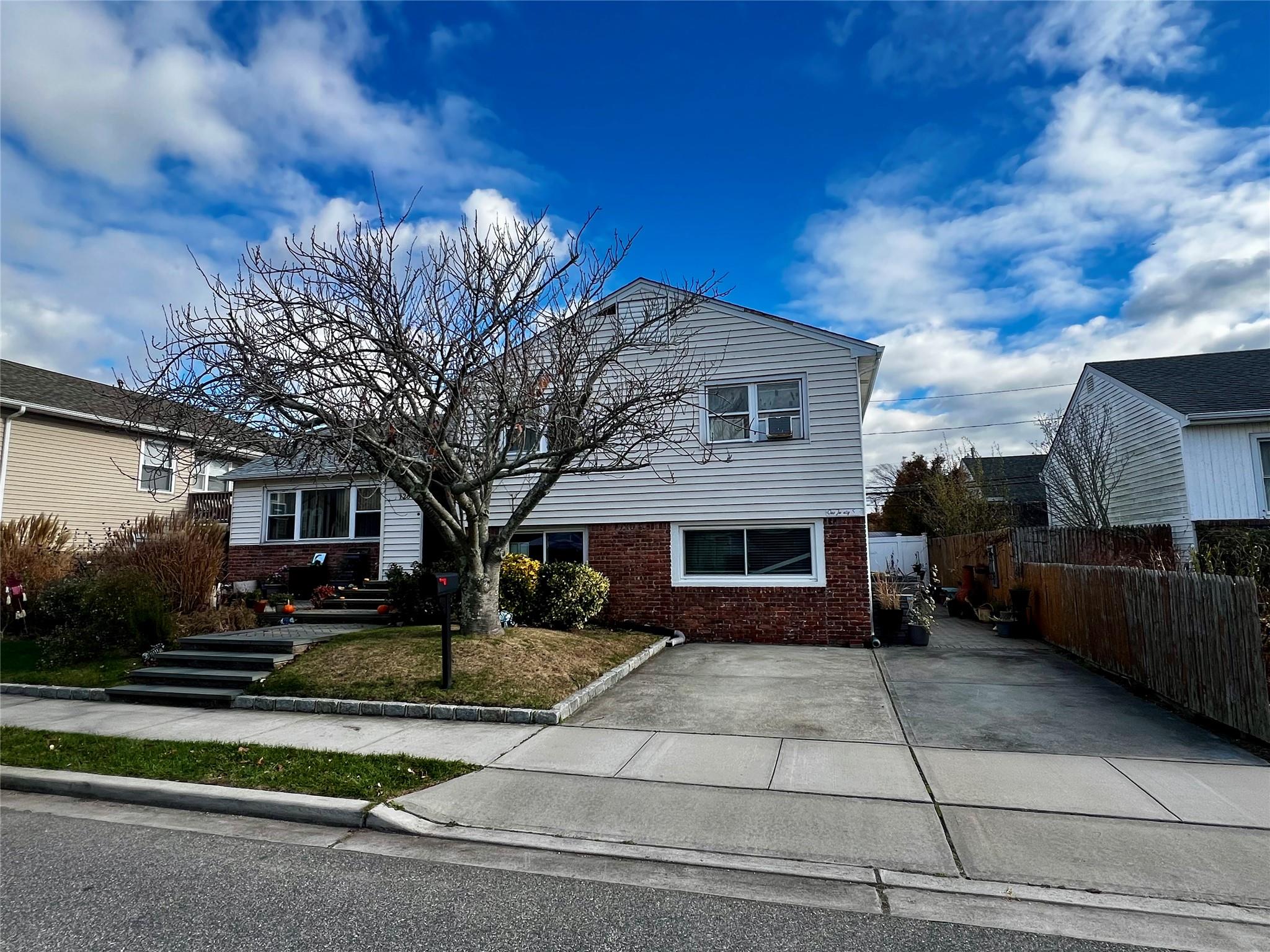 View of front of house featuring a front yard