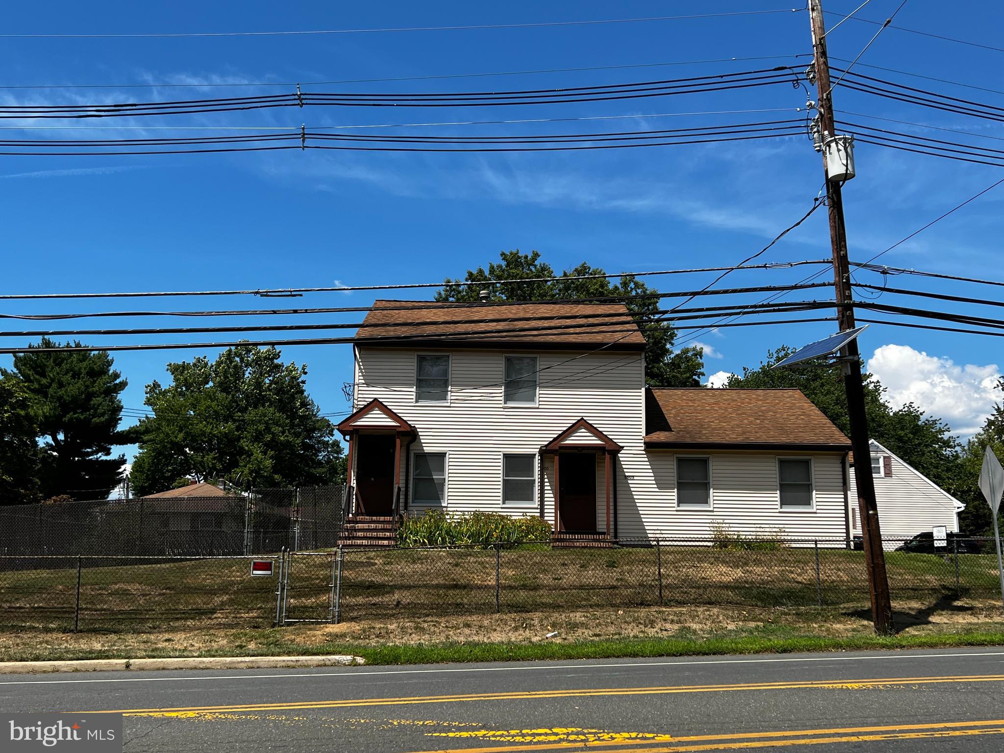 a view of house with car parked