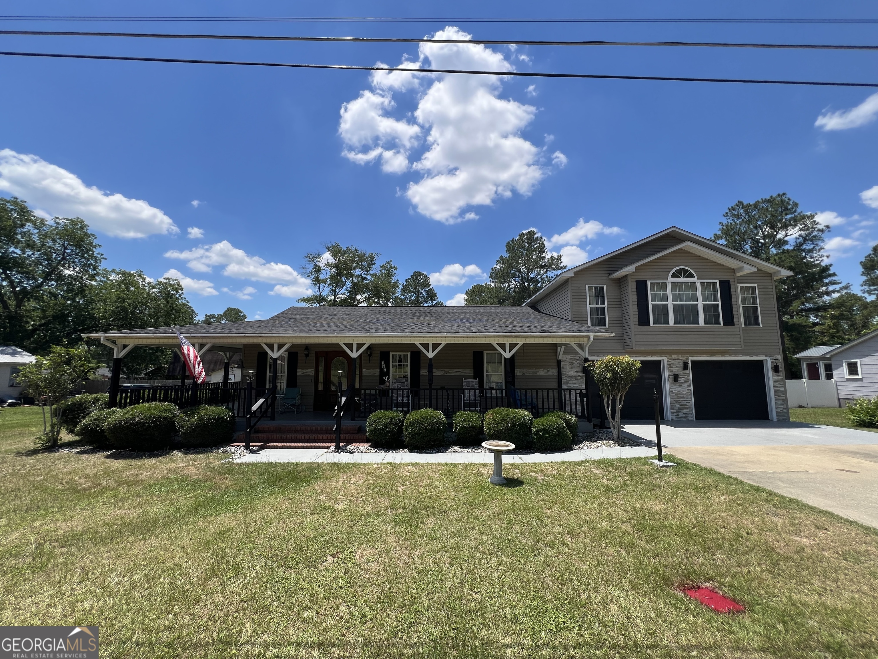 a view of a house with a yard