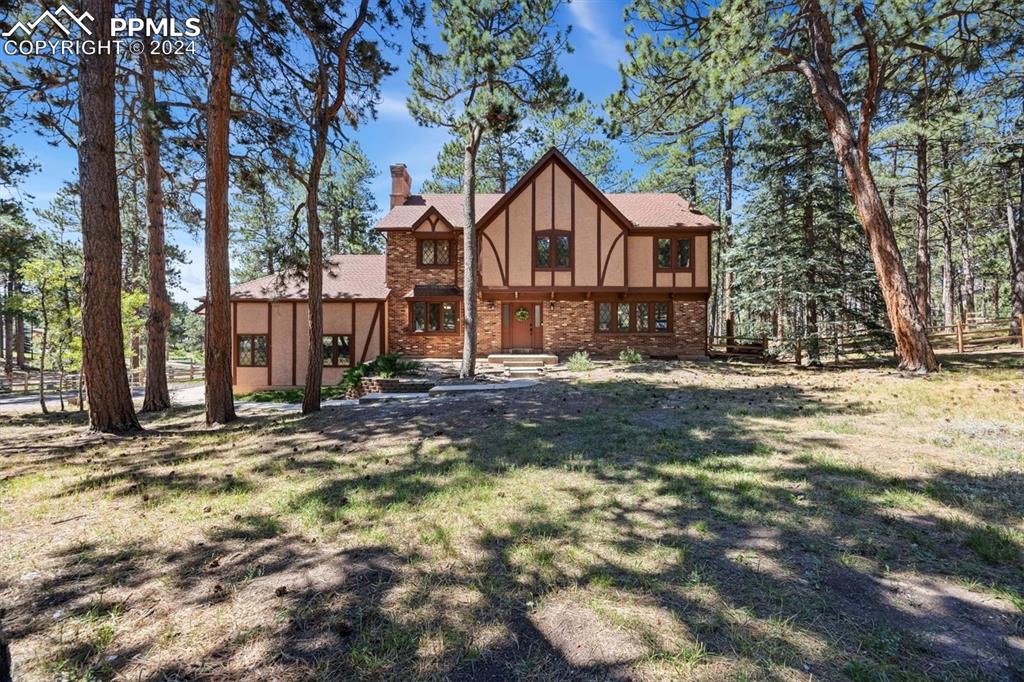 a view of a house with a yard