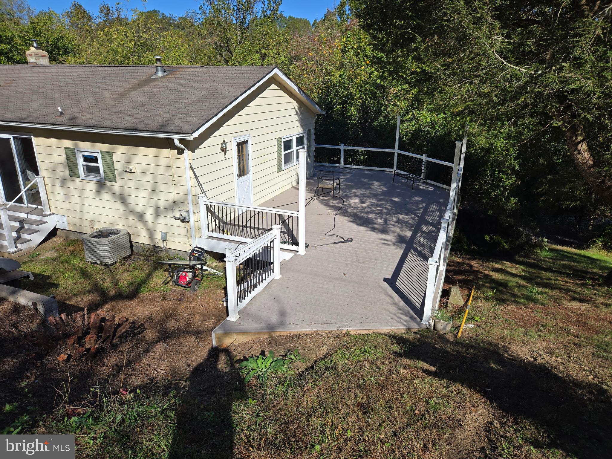 a view of a house with backyard