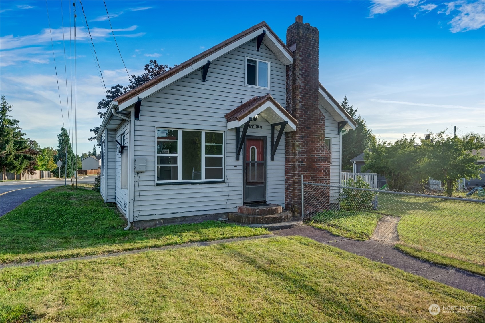 a view of a house with a yard