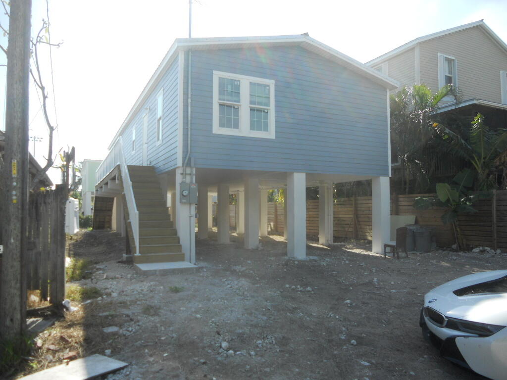 a view of a house with backyard porch and garden