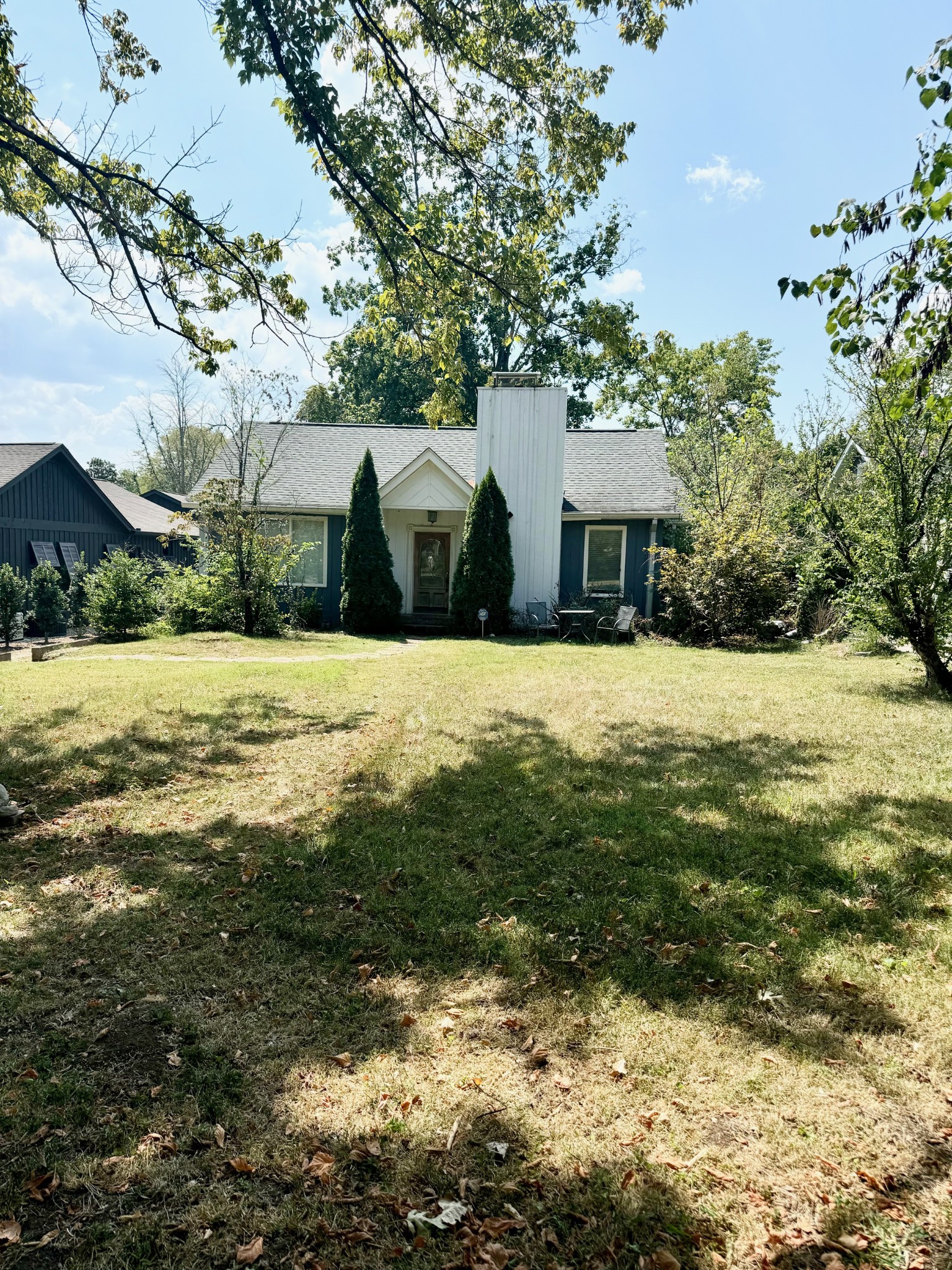 a view of a yard with a house