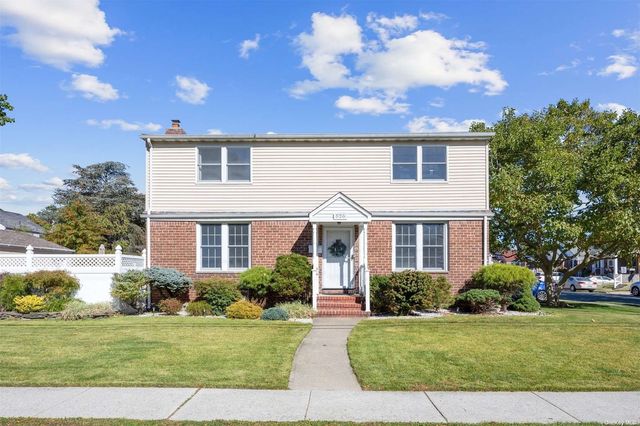 $829,000 | 526 Ardsley Boulevard | Garden City South