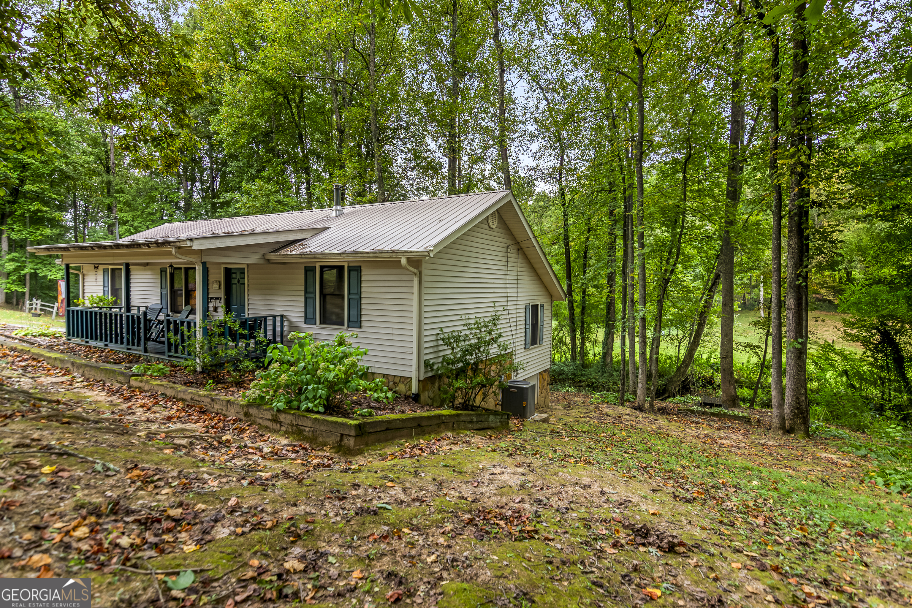 a view of a house with backyard and garden