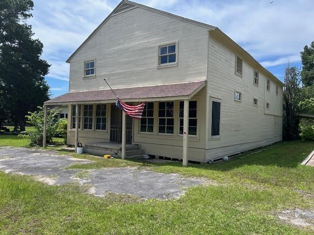 a view of a house with backyard