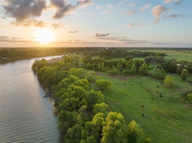 $2,376,000 | 37466 FM 521 Road