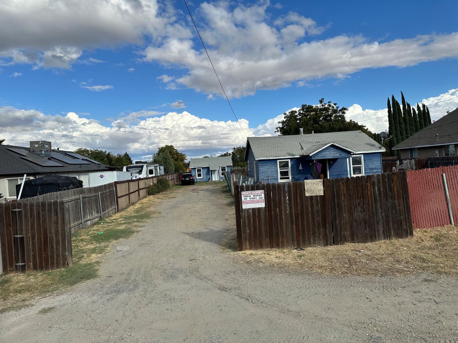 a view of houses with sky view